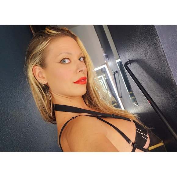 Silver💀Skull Earrings - Picture 5 of 14